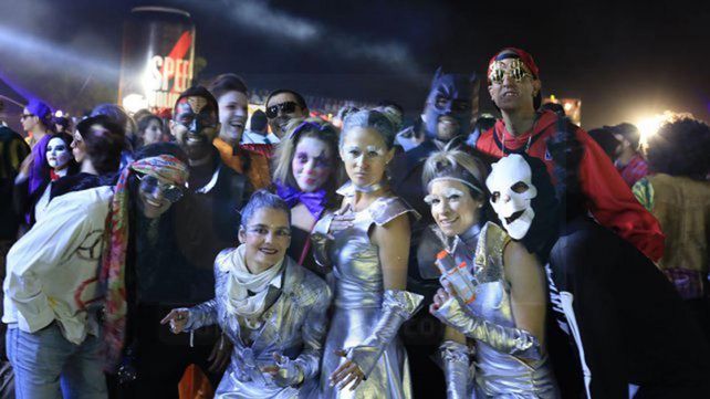 Paraná vivió su noche disfrazada junto a miles de visitantes de todo el país