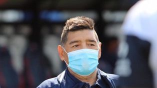 Diego Maradona fue aislado este martes por un positivo de coronavirus en su entorno.