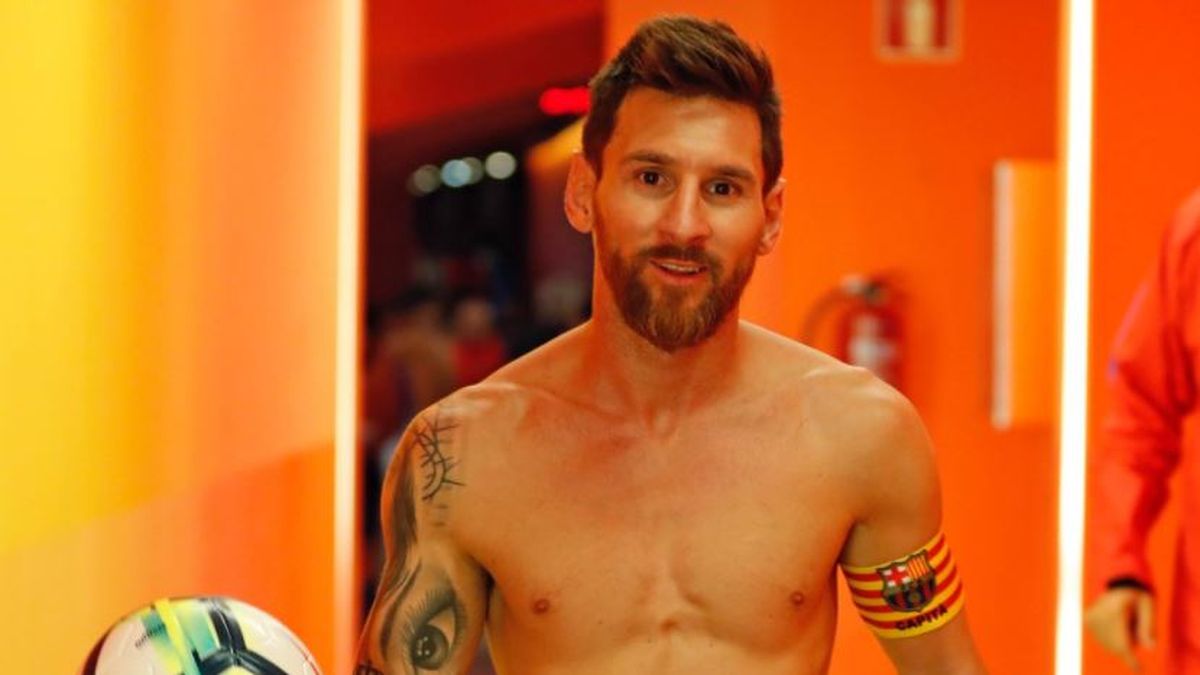 Un beso en la ingle, el último tatuaje que Messi dejó entrever tras el  triplete en Barcelona