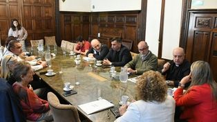 El vicepresidente de Cáritas Rosario, Fabián Monte, junto a la Pastoral Social de la Iglesia se reunió este miércoles con un grupo de concejales en el Palacio Vasallo.