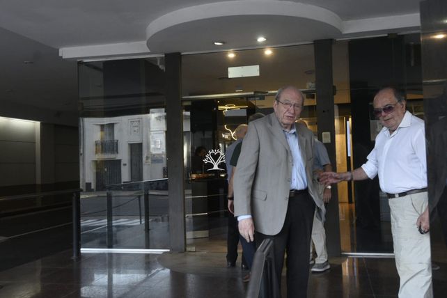El histórico dirigente empresaria Elías Soso se retira de la cochería Caramuto tras asistir al velorio de Horacio Usandizaga. 
