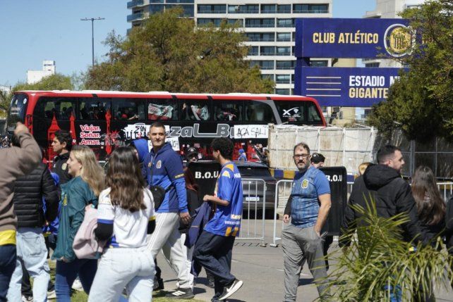 El micro de Newells llegó al Gigante