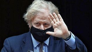 Johnson dice que sigue al frente del Gobierno británico pese a ola de renuncias