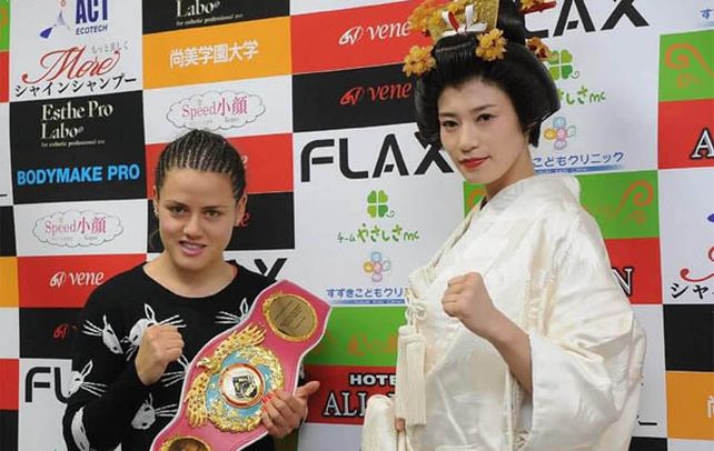 Frente a Frente. La Bonita Bermúdez posa con el cinturón mundial supergallo OMB junto a la japonesa Takano.