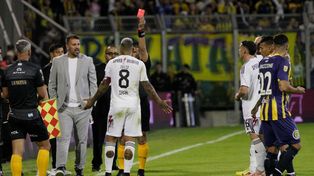 Roja prematura. Cristian Fabbiani habla con Celiz, quien fue expulsado a pocos minutos del inicio del partido ante el canalla.&nbsp;