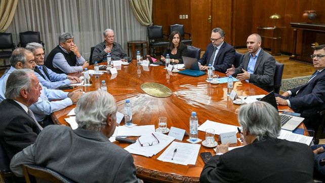 La Mesa Tripartita convocada por el gobierno
