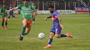El goleador de Central Córdoba, Agustín Príncipe, intenta dentro del área de Ituzaingó. Triunfo luchado del local en el Gabino Sosa.