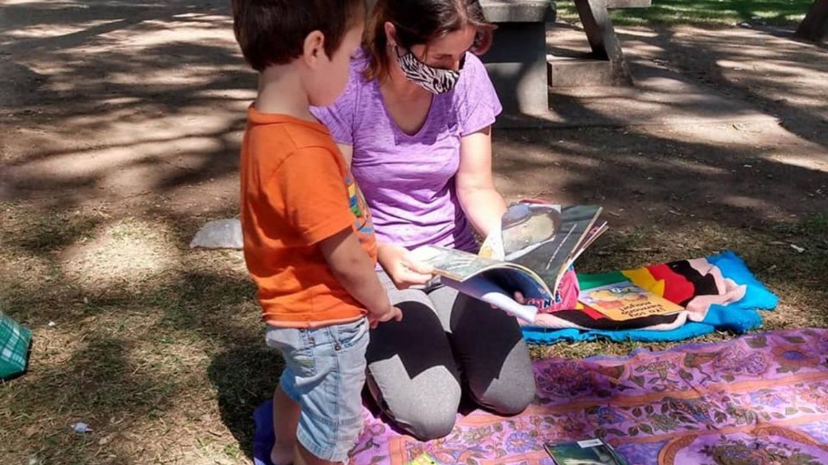 The Alberdi Library takes its books to the Plaza La Esperanza