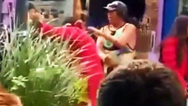 Una dupla de imitadores se enfrentó con un vendedor ambulante en plena peatonal de Córdoba