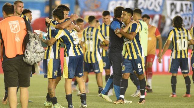 Todo Central festeja en Sarandí una vez que Merlos pitó y llegó el final de Talleres-Independiente. A la noche celebró más.