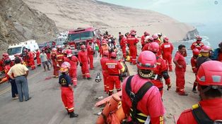 Al menos 36 muertos al caer un ómnibus a un abismo en Perú