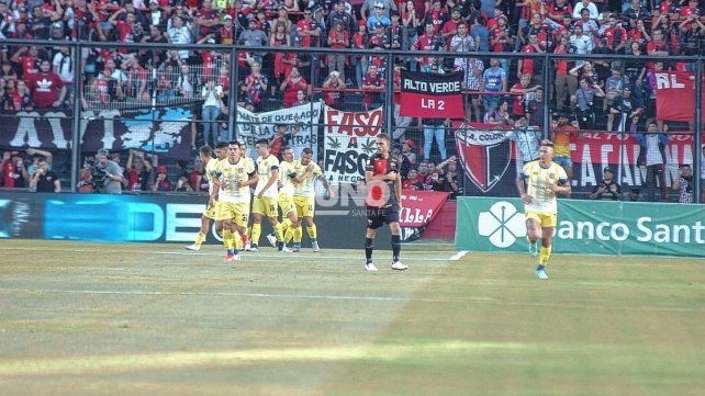 Colón lleva una década sin poder ganarle a Rosario Central en el Brigadier López.