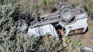 La camioneta terminó con sus cubiertas hacia arriba tras el despiste en la ruta 14.