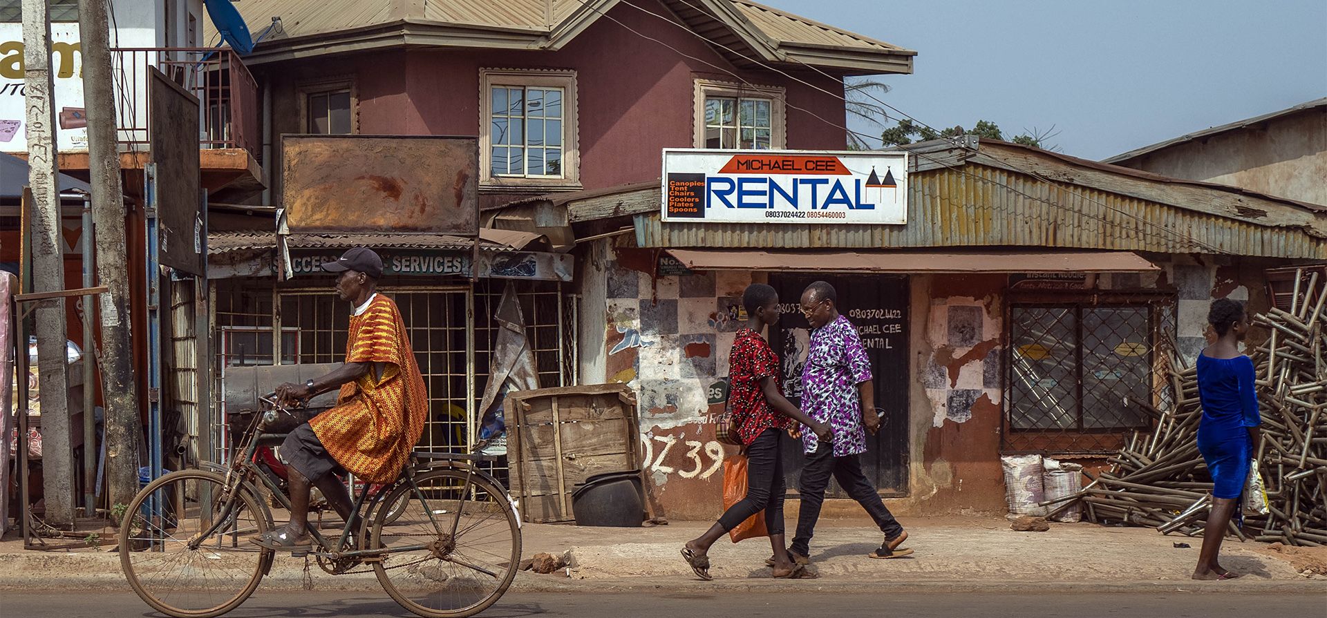 Un hombre monta su bicicleta en una calle de Umuida, Nigeria. En muchos países africanos, la pandemia ha creado poblaciones más grandes de viudas ya que los hombres tienen más probabilidades de morir de COVID-19. La viudez ha afectado durante mucho tiempo a un gran número de mujeres allí.