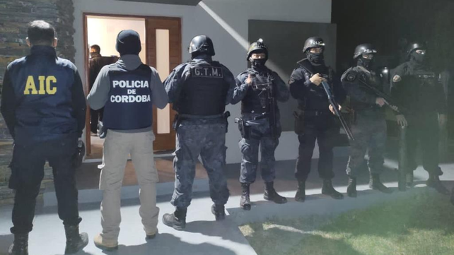 Efectivos de Santa Fe y Córdoba en la casa allanada en Roldán.&nbsp;