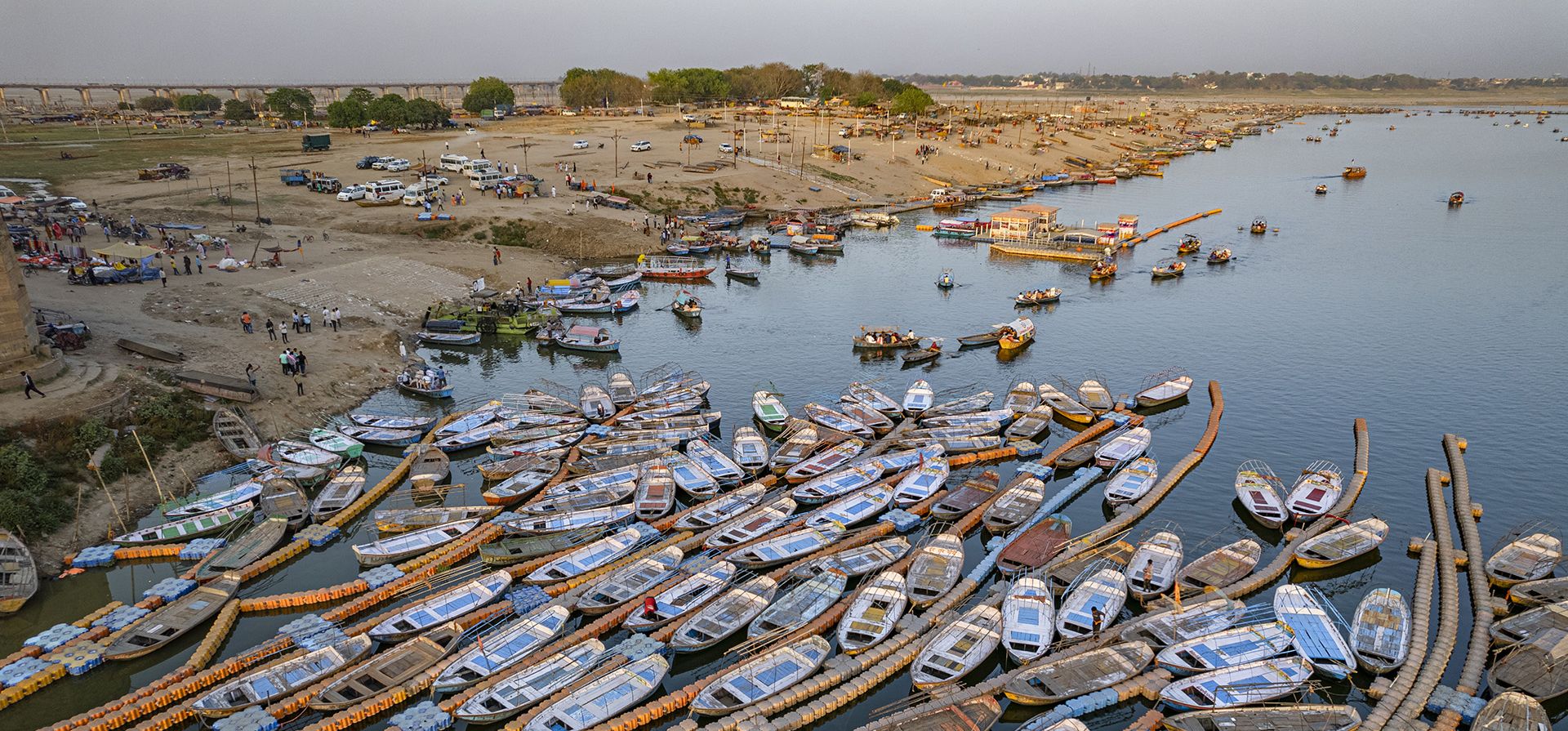 Barcos estacionados en el fuerte de Akbar en el río Yamuna en Prayagraj, India. El río es considerado sagrado por los hindúes.