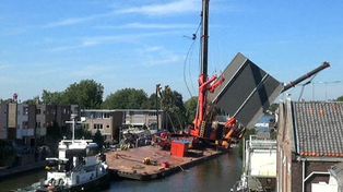 Cayeron dos grúas sobre construcciones en Holanda