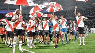 Los jugadores de River festejan una nueva corona en el fútbol argentino.