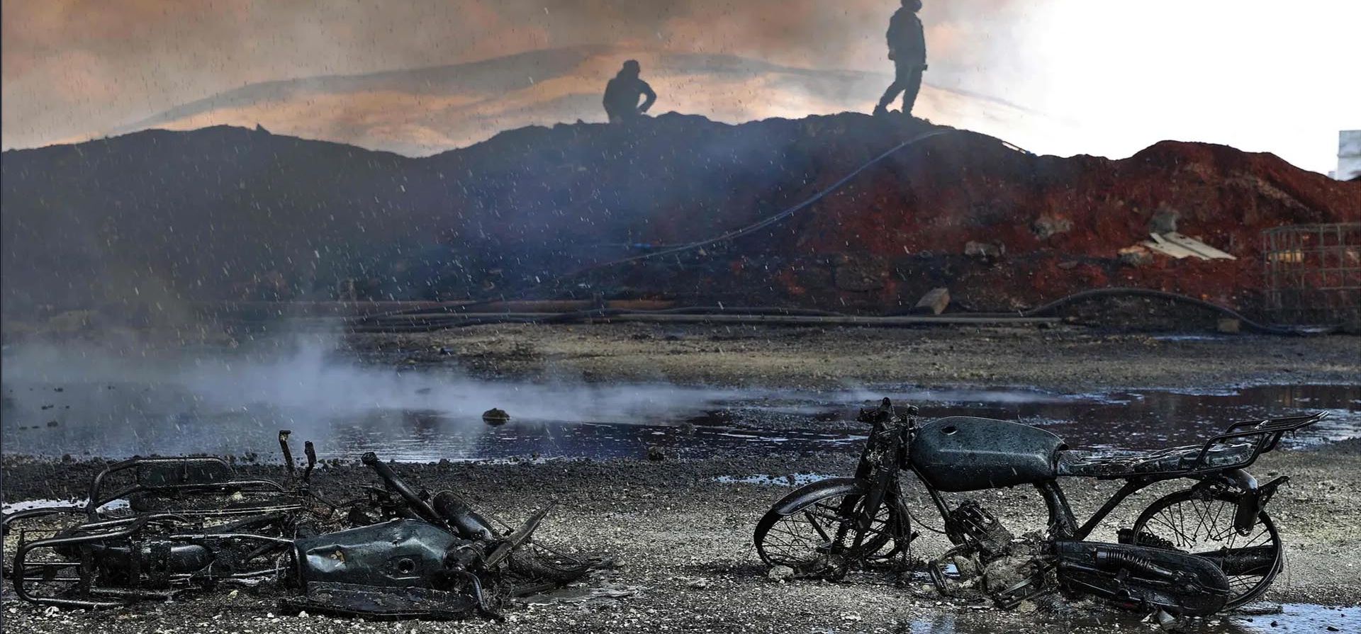 La escena después de que el régimen sirio bombardeara un depósito de combustible afiliado al grupo yihadista Hayat Tahrir al-Sham en la ciudad controlada por los rebeldes. Al menos tres civiles murieron en el bombardeo, según el Observatorio Sirio de Derechos Humanos, Al-Dana, Siria