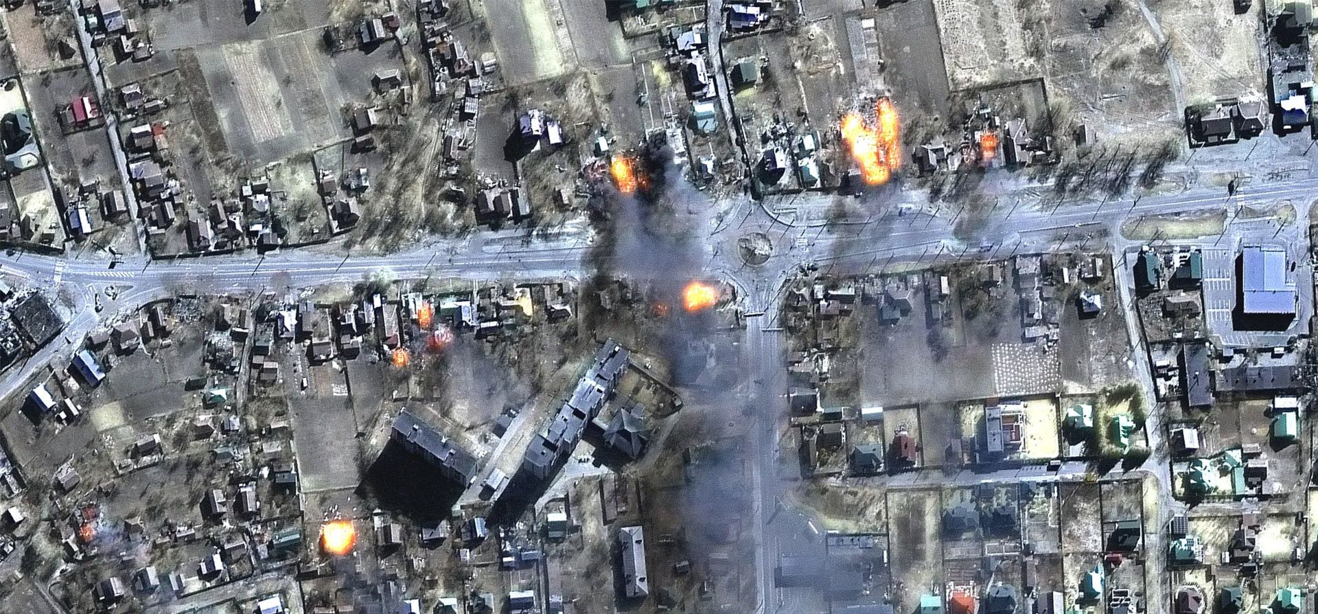 Una imagen multiespectral satelital de edificios en llamas en una zona residencial de la ciudad de Chernóbil. Fotografía: Maxar Technologies Handout/EPA