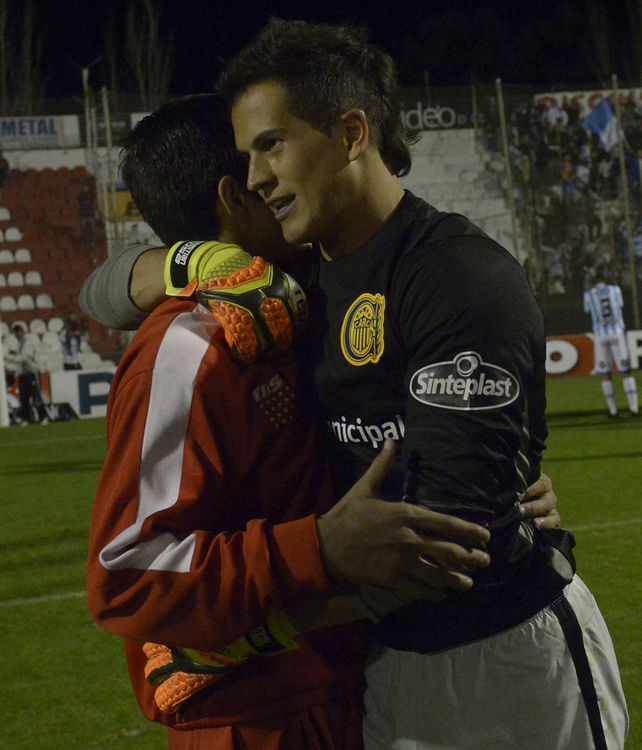 Venga ese abrazo. Sosa saluda al chico de la octava división de Unión