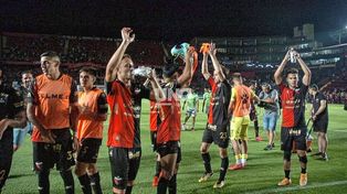 Colón goleó a un pésimo Atlético Tucumán y llega muy bien al Clásico Santafesino de la última fecha.&nbsp;