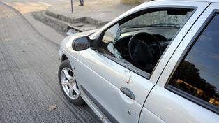 Balearon un auto en Presidente Perón y Provincias Unidas y se llevaron una mochila con dinero