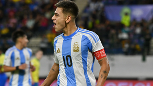 Claudio Echeverri ya picó su penal y festeja lo que fue el único gol de la selección argentina en el segundo encuentro ante Brasil en este Sudamericano sub-20.