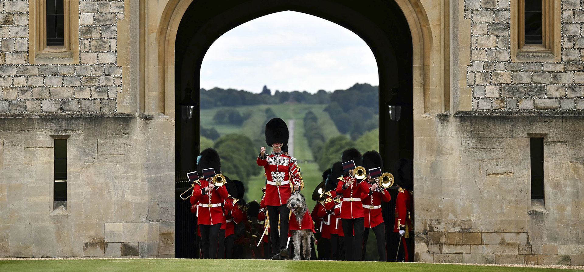 La Banda de la Guardia Irlandesa, encabezada por la mascota del Regimiento de la Guardia Irlandesa, un perro lobo irlandés llamado Seamus, marcha hacia el Cuadrilátero del Castillo de Windsor a través de la Puerta George IV durante una ceremonia en la que el Rey Carlos III de Gran Bretaña presentará nuevos colores a ningún 9 y No 12 Compañía de la Guardia Irlandesa, en el Castillo de Windsor, Windsor, Inglaterra, el lunes 10 de junio de 2024. (Ben Stansall/Pool Photo vía AP) La Banda de la Guardia Irlandesa, encabezada por la mascota del Regimiento de la Guardia Irlandesa, un perro lobo irlandés llamado Seamus, marcha hacia el Cuadrilátero del Castillo de Windsor a través de la Puerta George IV durante una ceremonia en la que el Rey Carlos III de Gran Bretaña presentará nuevos colores a ningún 9 y No 12 Compañía de la Guardia Irlandesa, en el Castillo de Windsor, Windsor, Inglaterra, el lunes 10 de junio de 2024. (Ben Stansall/Pool Photo vía AP)