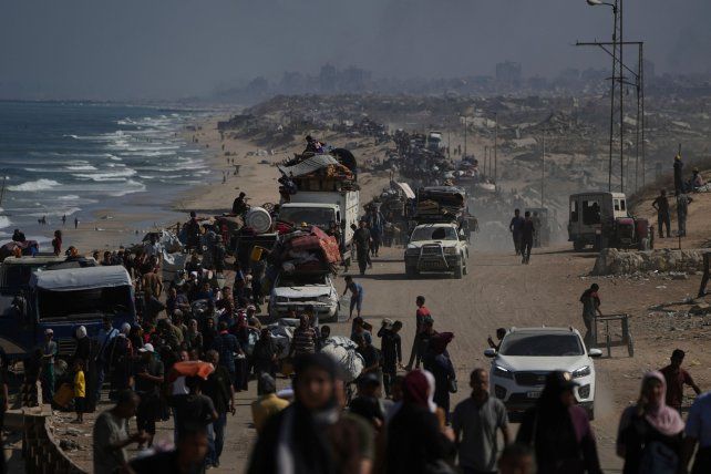 Pobladores huyen hacia el sur de la Franja de Gaza.