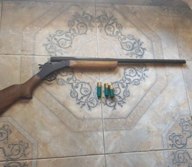 La escopeta del hijo del dueño de casa