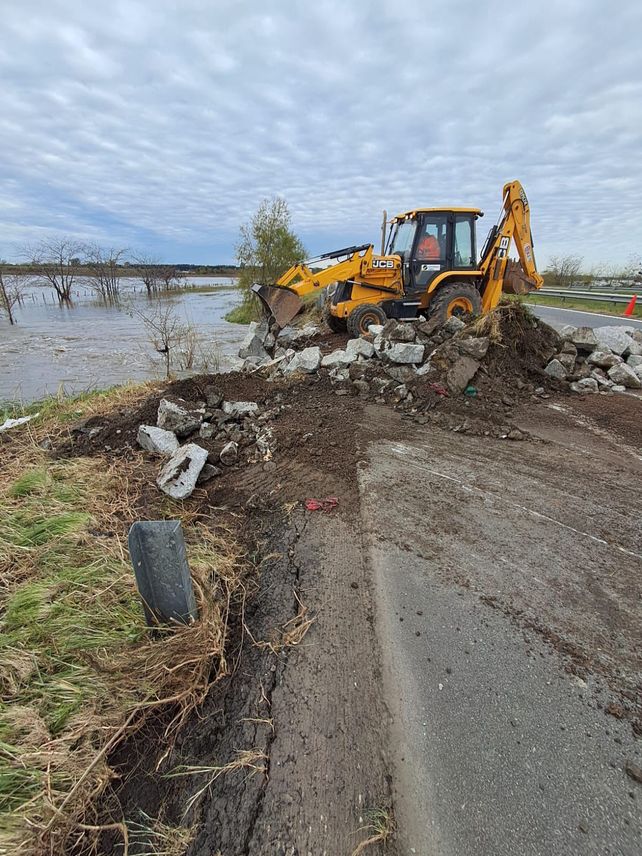 Los operarios ya pusieron manos a la obra con máquinas y materiales.
