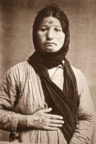 Mujer armenia tatuada por los turcos.