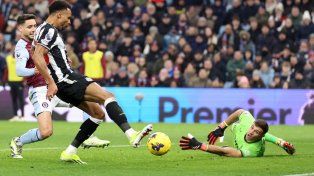 Dibu Martínez no pudo evitar la derrota de Aston Villa.