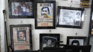Imágenes enmarcadas del fallecido narcotraficante se exhiben a la venta en una tienda de souvenirs en Doradal, Colombia.