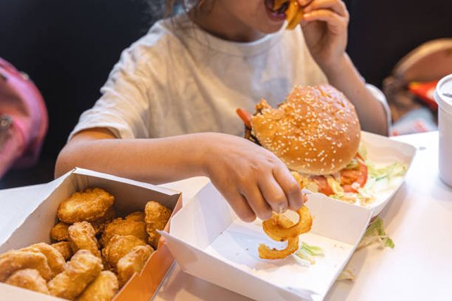 El alto consumo de comida no saludable puede ser una de las causas de pubertad precoz&nbsp; 