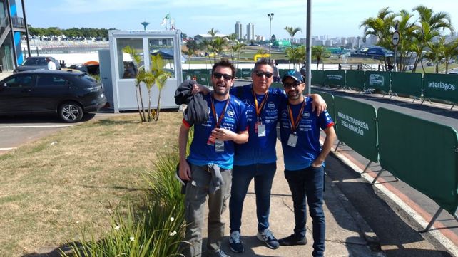Llegaron bien temprano a Interlagos, desde Moreno, con las remeras de Williams de Franco Colapinto.