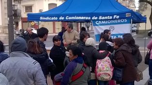 Paralizados por la crisis tambera, camioneros regalarán leche