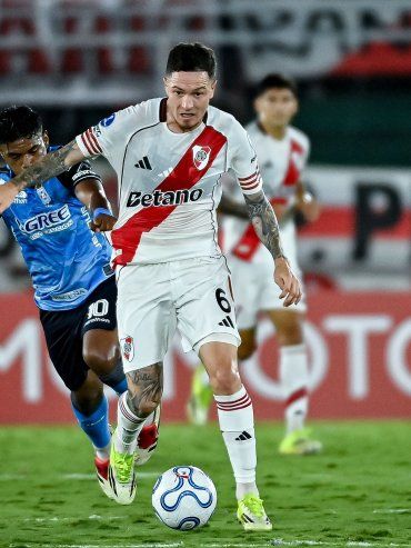River jugó con 10 hombres desde los cuatro minutos y empató ante Blooming