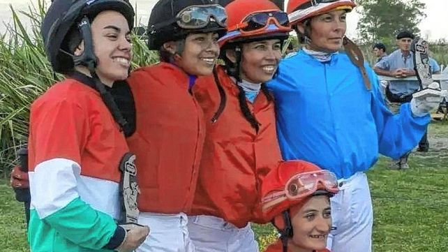 Contenta. Valdez (primera en la foto) junto a sus colegas