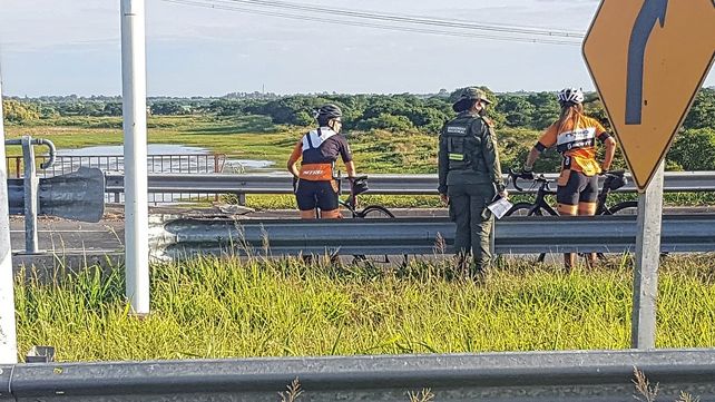 La ley prohíbe el tránsito de bicicletas en autopista, semiautopistas y autovías