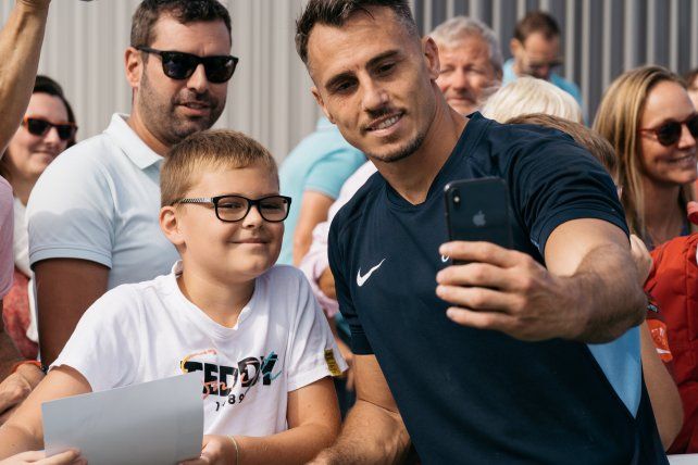 El rosarino Juan Imhoff junto a las personas que fueron a alentar al equipo.