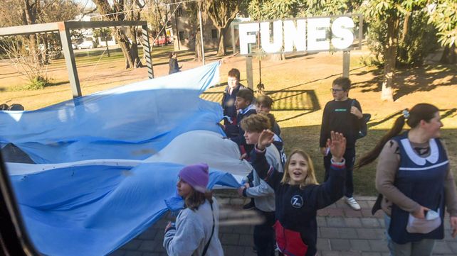 Vecinos y alumnos de distintas escuelas de Funes saludan el paso del tren de cercanía entre Rosario y Cañada de Gómez.