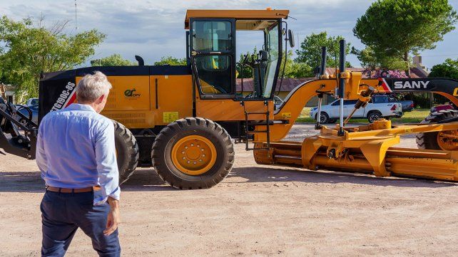 Rogelio Frigerio entregó maquinaria vial al departamento Islas del Ibicuy. El viernes se reunió con Guillermo Ferraro