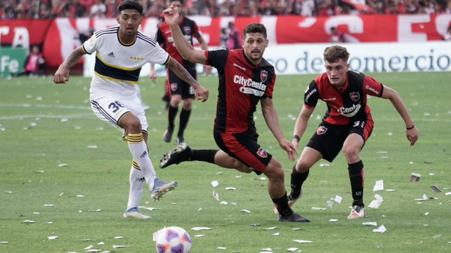 Juanchón García y Martín Luciano siguen con la mirada fija la pelota en el triunfo sobre Boca. Ambos serán titulares.