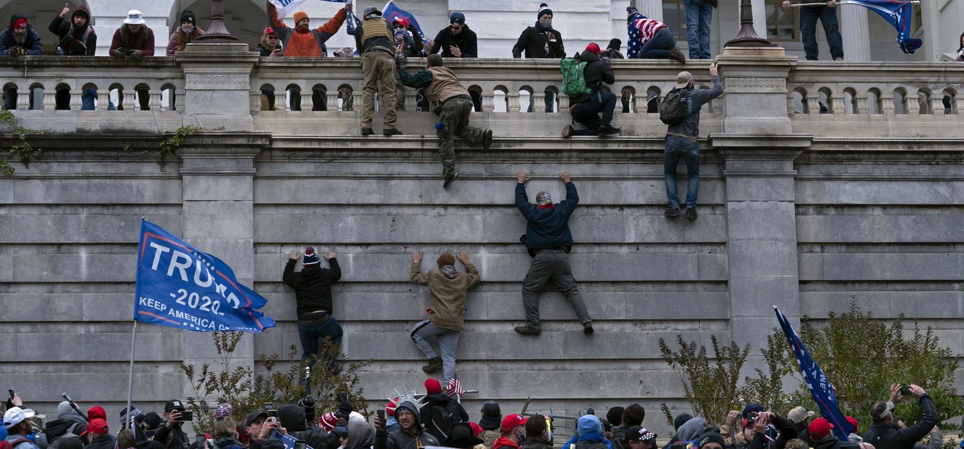 Los partidarios del presidente Donald Trump escalan el muro oeste del Capitolio de los Estados Unidos en Washington mientras intentan asaltar el edificio el 6 de enero de 2021, mientras dentro del Congreso se preparan para afirmar la victoria electoral del presidente electo Joe Biden. Foto: AP