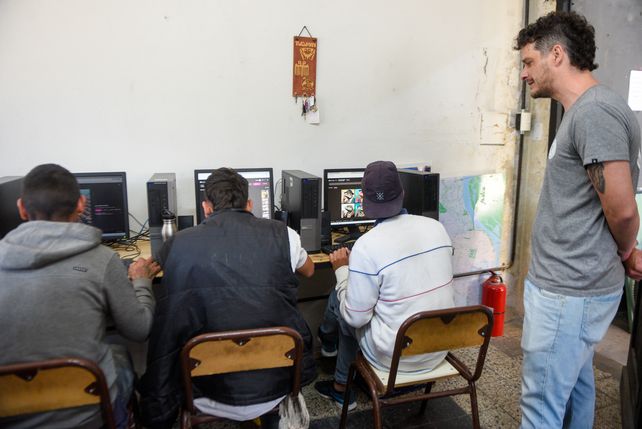 Estudiantes y personas en situación de calle crean imágenes con inteligencia artificial