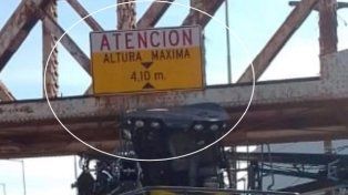 Un camión que trasladaba maquinaria agrícola chocó contra el puente de hierro en Avenida Almafuerte de Paraná.