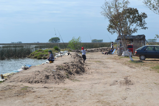 El espejo de agua de la Esmeralda del Sur es también un lugar apto para la pesca de bagres, dientudos o carpas.