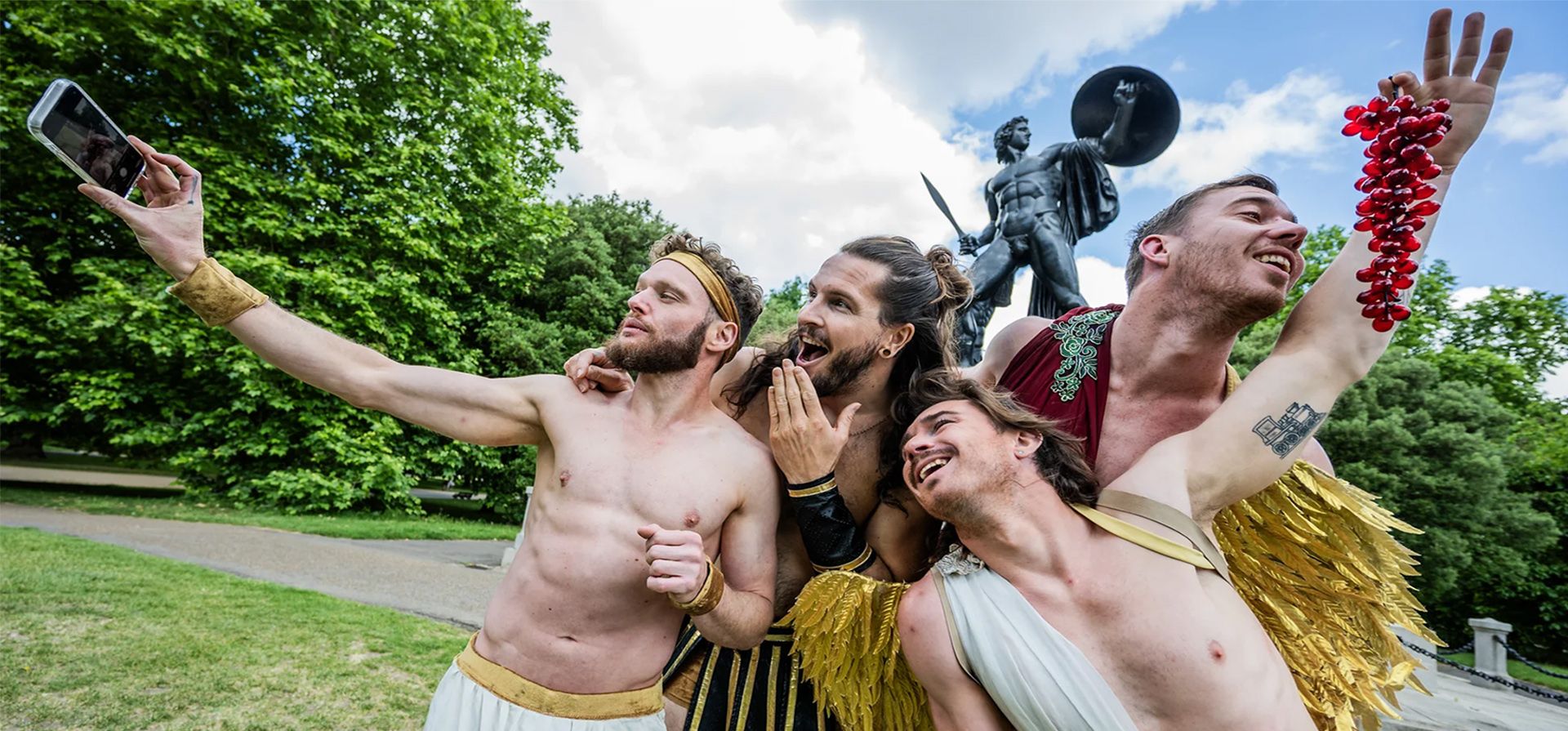 La compañía acrobática australiana Head First Acrobats actúa frente a la estatua griega clásica de Aquiles en Hyde Park. Se trata de lanzar su espectáculo temático de mitos griegos GODZ antes de su presentación en el teatro Sadlers Wells Peacock del 11 al 14 de junio, Londres, Reino Unido. Fotografía: Guy Bell/Shutterstock La compañía acrobática australiana Head First Acrobats actúa frente a la estatua griega clásica de Aquiles en Hyde Park. Se trata de lanzar su espectáculo temático de mitos griegos GODZ antes de su presentación en el teatro Sadlers Wells Peacock del 11 al 14 de junio, Londres, Reino Unido. Fotografía: Guy Bell/Shutterstock